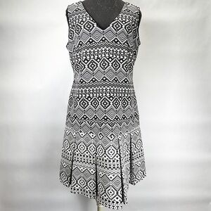 Jessica Simpson, Size 12, Black & White Special Occasion Dress, Beautiful Design